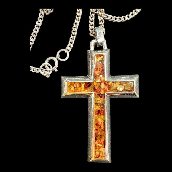 CELEBRITY, VINTAGE, SILVER-TONE METAL CROSS PENDANT WITH 24” CHAIN. - Picture 2 of 5